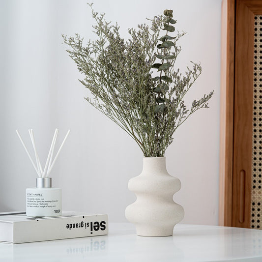 Werten Sie Ihre Einrichtung mit einer kreativen minimalistischen Vase auf – eine Fusion aus moderner Kunst und Eleganz!