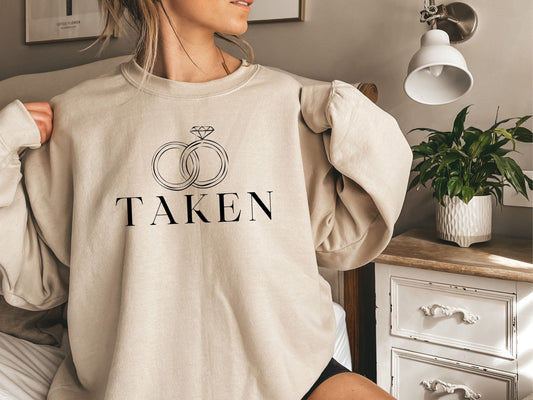 Taken Sweatshirt, Geschenk für frisch Verlobte